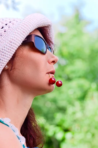 Mujer con cerezas —  Fotos de Stock