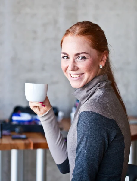 Hermosa mujer con taza blanca — Foto de Stock