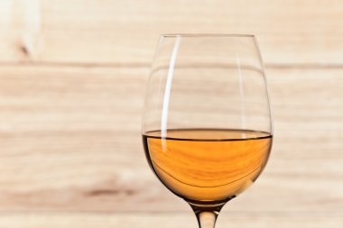 Beyaz şaraplı bardak.