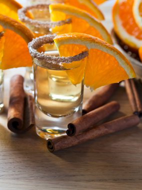 tekila portakal ve tarçın ile 