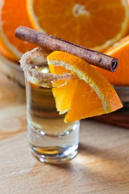 tekila portakal ve tarçın ile 