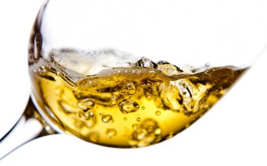 Beyaz arka plan üzerinde izole tatlı şarap