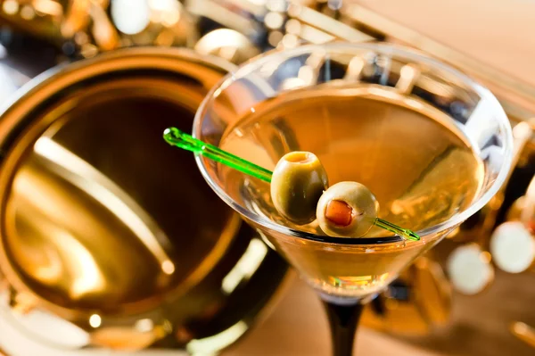 Saxophone and martini with green olives — Stock Photo, Image