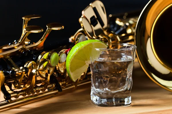 Saxophon und Tequila mit Limette — Stockfoto