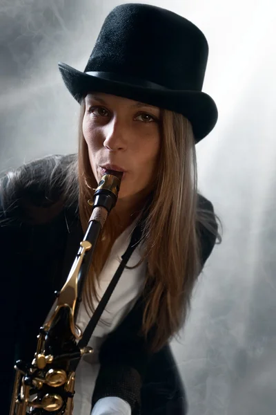 Jeune belle femme avec saxophone — Photo