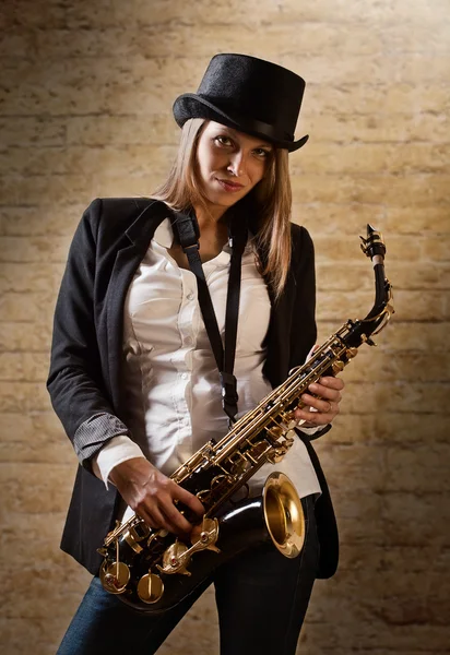 Jovem mulher bonita com saxofone — Fotografia de Stock