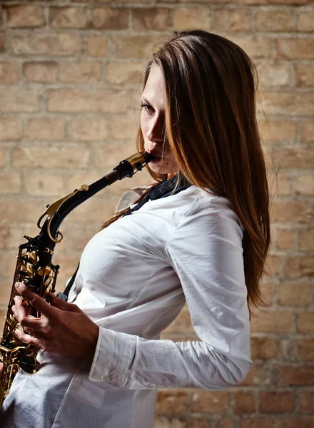 Jovem mulher bonita com saxofone — Fotografia de Stock