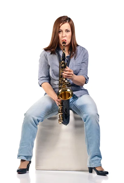 Mulher com saxofone isolado em branco — Fotografia de Stock