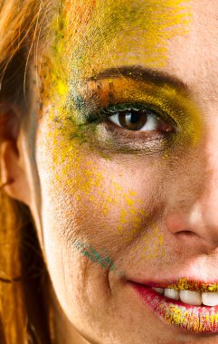  kadın profesyonel makyaj ile