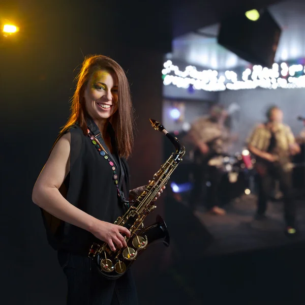 Femme avec saxophone — Photo