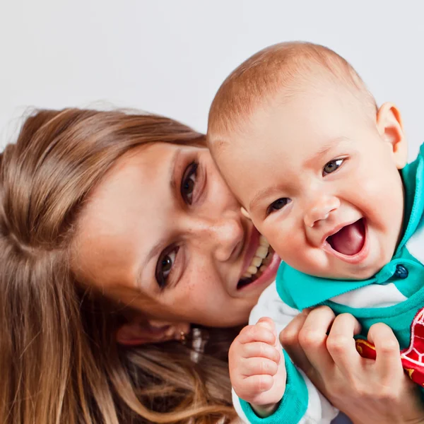 Glad mamma med barnet — Stockfoto