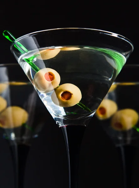 Glasögon med martini och gröna oliver — Stockfoto