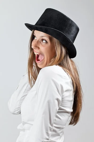 Mulher loira feliz em chapéu preto — Fotografia de Stock