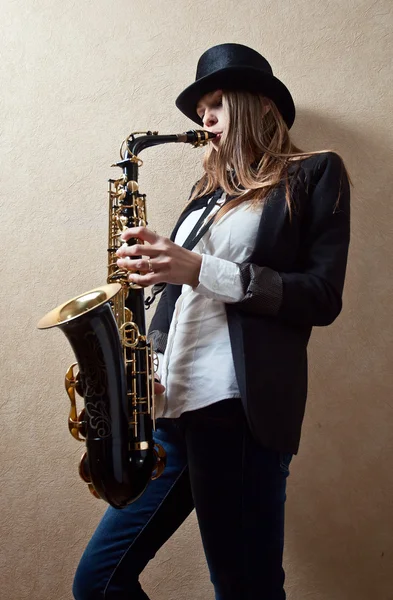 Jovem mulher bonita com saxofone — Fotografia de Stock