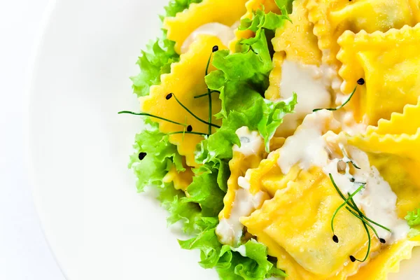 Ravioli met witte saus — Stockfoto