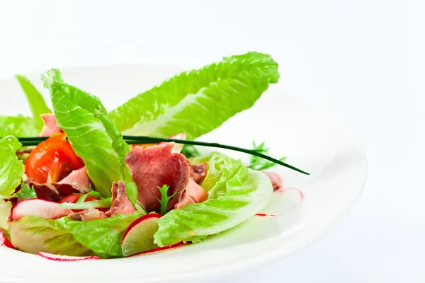 Salade met gegrilde varkensfilet — Stockfoto