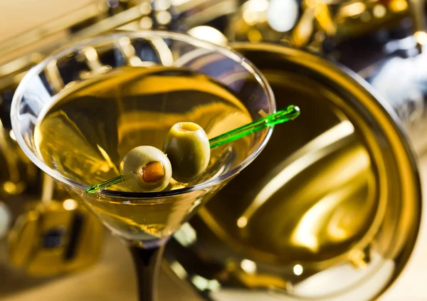 Saxofone e martini com azeitonas verdes — Fotografia de Stock