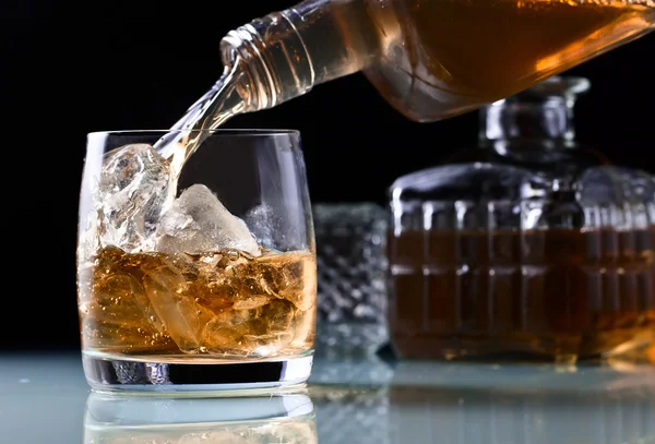 Bicchiere con whisky — Foto Stock