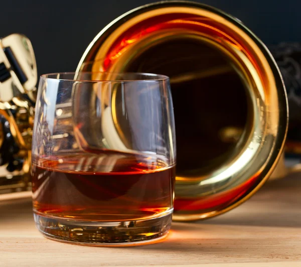 Szaxofon és whiskey — Stock Fotó