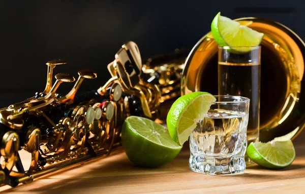 Saxofone e tequila com limão — Fotografia de Stock