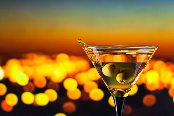 Glas mit Martini und grünen Oliven — Stockfoto