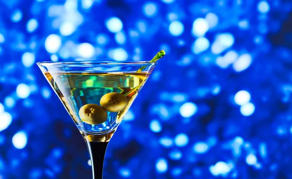 Склянка з мартіні і зеленими оливками — стокове фото