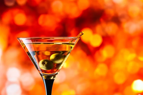 Glas met martini en groene olijven — Stockfoto