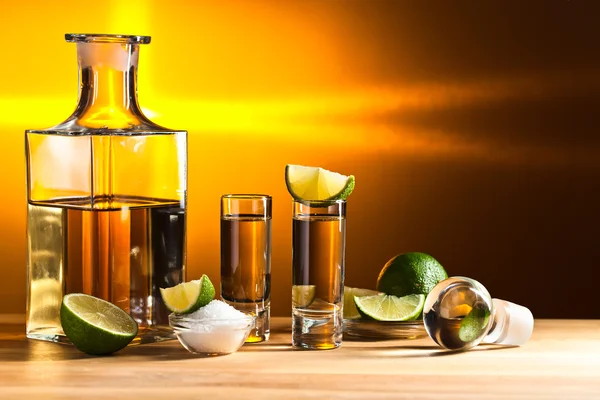 Tequila de ouro com sal e limão — Fotografia de Stock