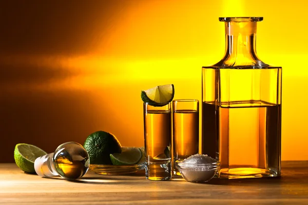 Guld tequila med salt och lime — Stockfoto