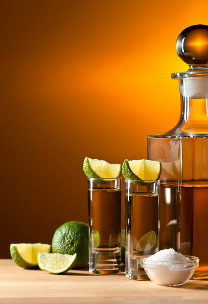Tequila de ouro com sal e limão — Fotografia de Stock