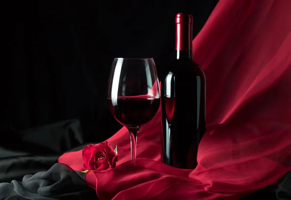 Láhve a sklenice s červenou — Stock fotografie