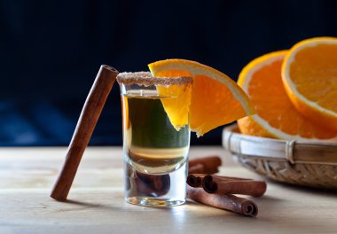 tekila portakal ve tarçın ile 