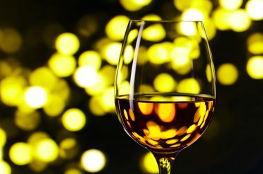 Beyaz şaraplı bardak.