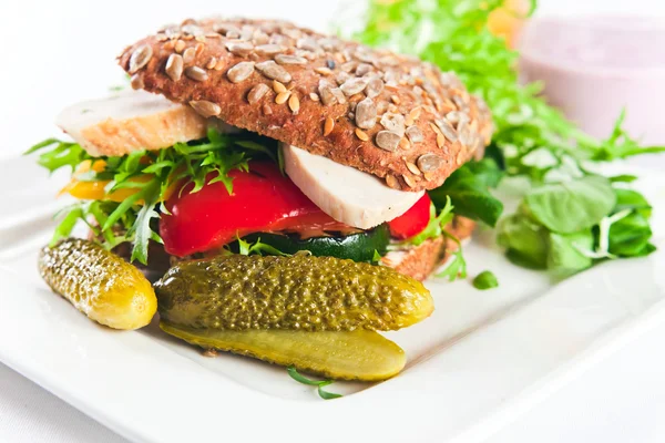 Smörgås med grillade grönsaker och kyckling — Stockfoto