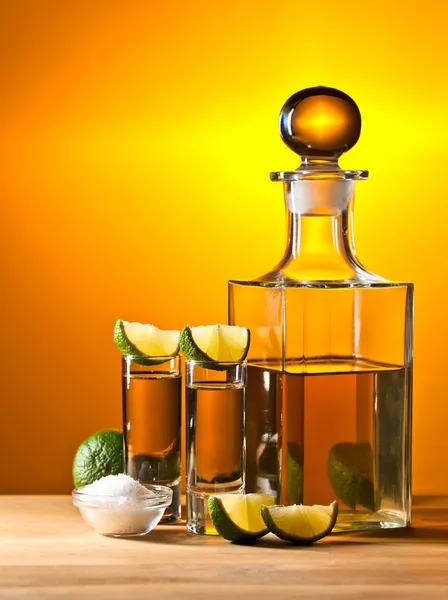 Tequila de ouro com sal e limão — Fotografia de Stock