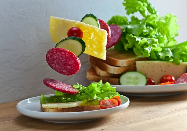 Сэндвич с салями и сыром — стоковое фото