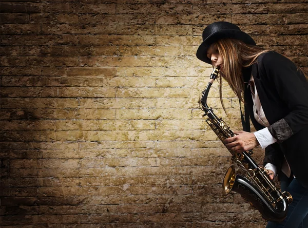Mladá krásná žena s saxofon — Stock fotografie
