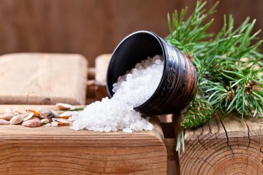 iğne yapraklı aroması ile deniz tuzu 