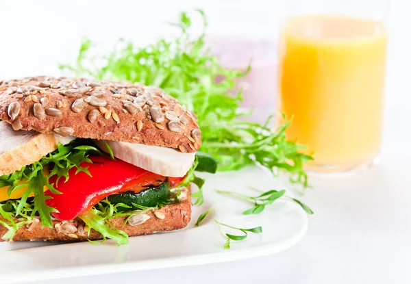 Сэндвич с овощами на гриле и курицей — стоковое фото