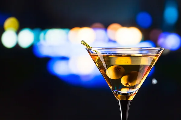 Glas met martini en groene olijven — Stockfoto