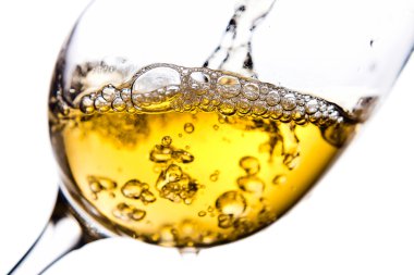 Beyaz arka planda izole beyaz şarap