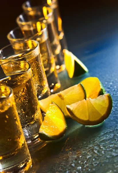 Tequila und Limette auf dem Glastisch — Stockfoto