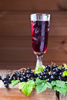 Siyah frenk üzümü likör ve olgun çilek 