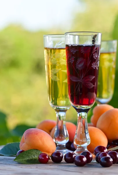 Süßer Wein und Früchte — Stockfoto