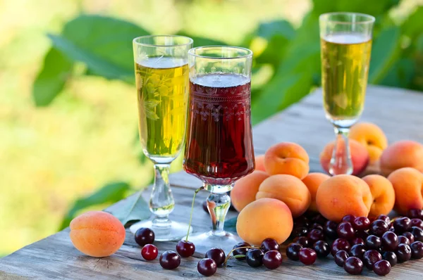 Sweet wine and fruits — Stock Photo, Image