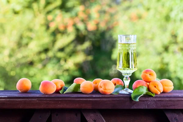 Сладкое вино и спелые абрикосы — стоковое фото