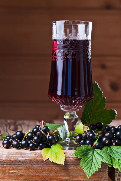 Black currant liquor and ripe berries — Stock Photo, Image