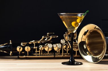 saksafon ve yeşil zeytinli martini 