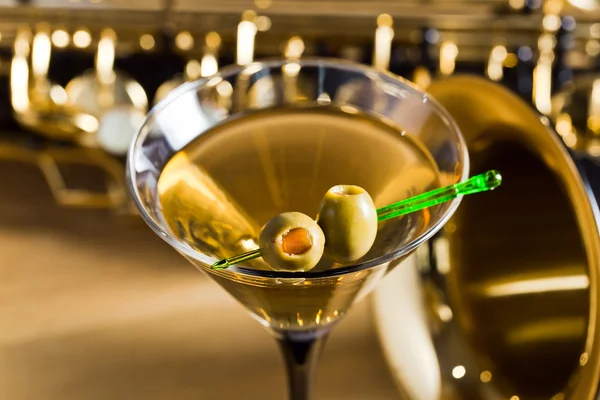 Saxophone and martini with green olives — Stock Photo, Image