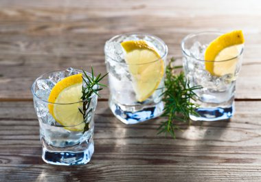 buz ve limon ile cin 